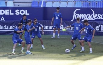 Varios jugadores hacen un rondo durante uno de los entrenamientos del Málaga en La Rosaleda 14-10-22. Marilú Baez