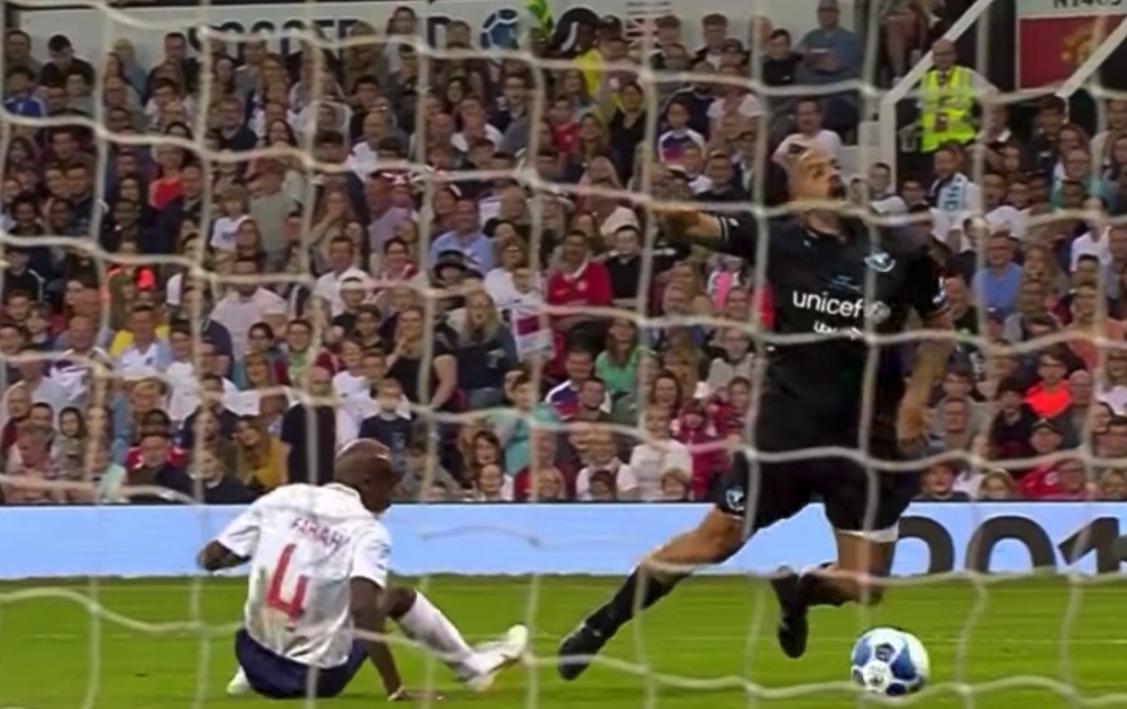 Verón trató de simular un penalti en su vuelta a Old Trafford. Captura/ITV