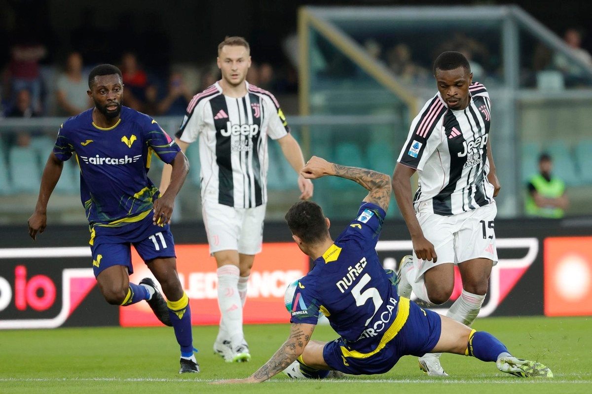 La Juventus sobrevive en Verona