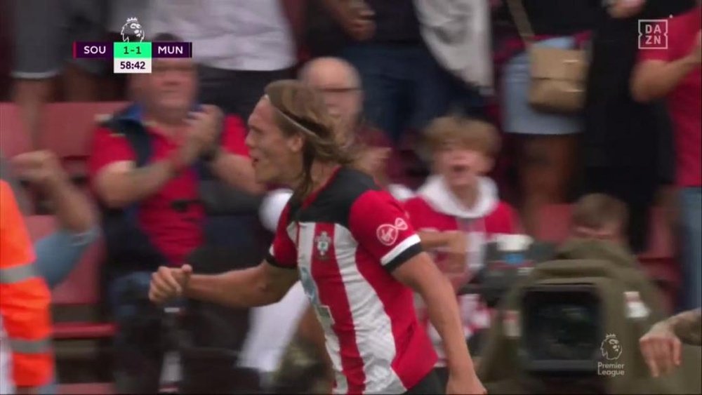 Vestergaard's header levelled the scores at St Mary's. Captura/DAZN