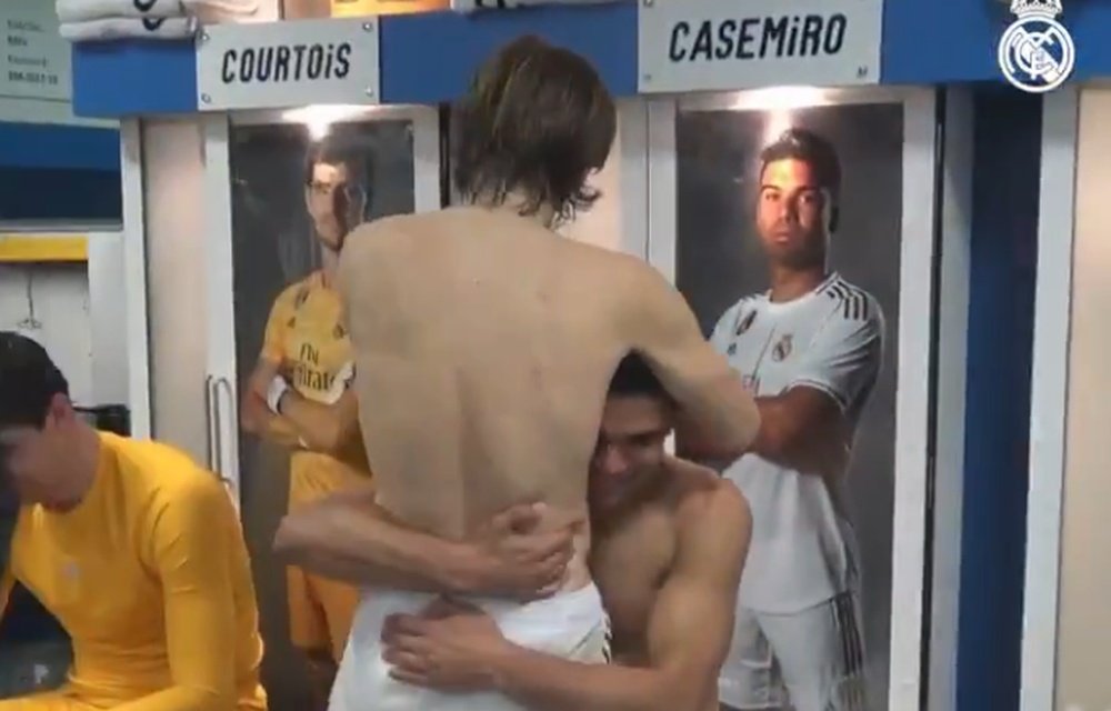 Casemiro foi recebido com carinho e cumprimentos no vestiário. Twitter @realmadrid