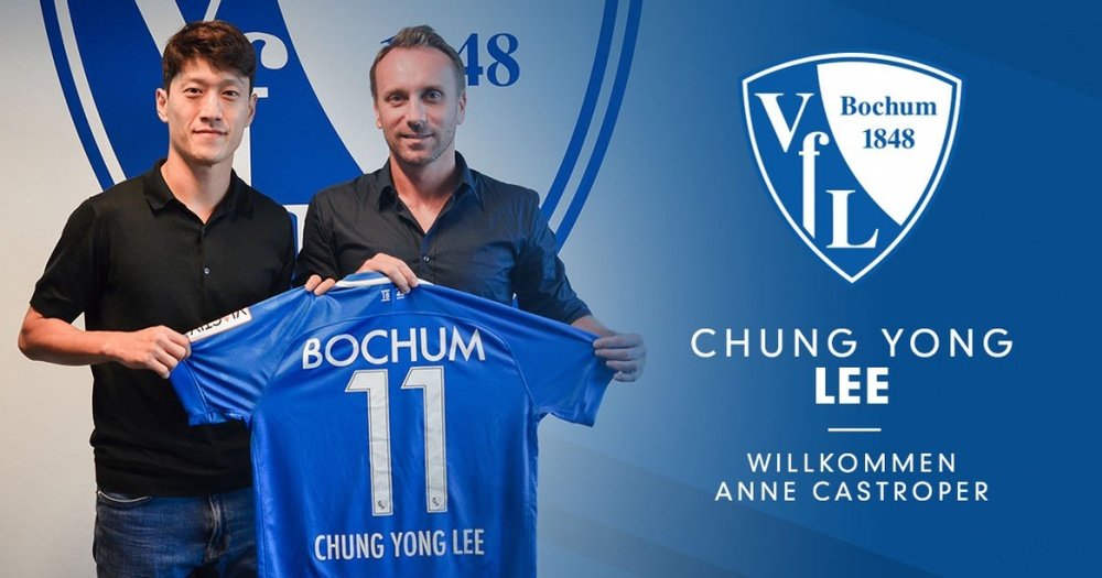 Lee Chung-Yong with VfL's Head of Sport, Sebastian Schindzielorz. Twitter/VFLBochum1848eV