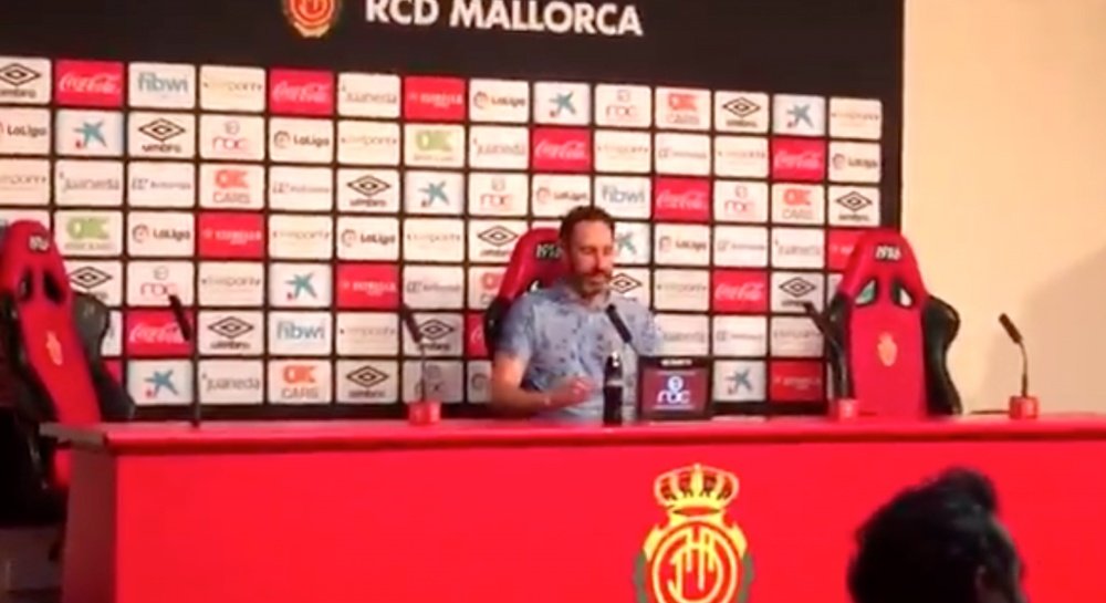 Los jugadores del Mallorca empaparon con cava a Vicente Moreno. Captura/Twitter/Carrusel