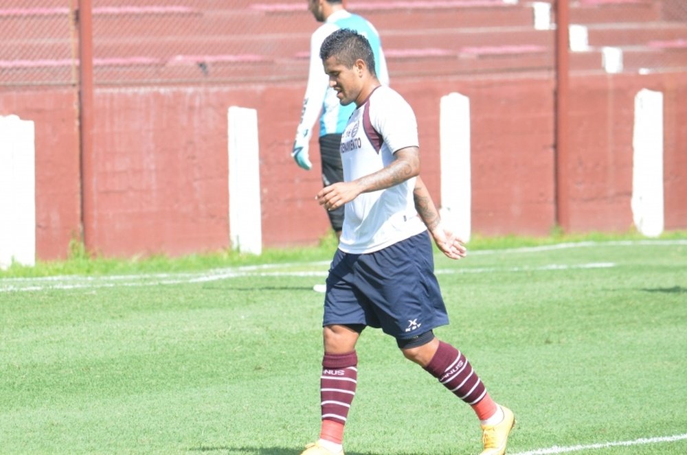 Victor Ayala scored a long-range goal against Banfield. LanusFC
