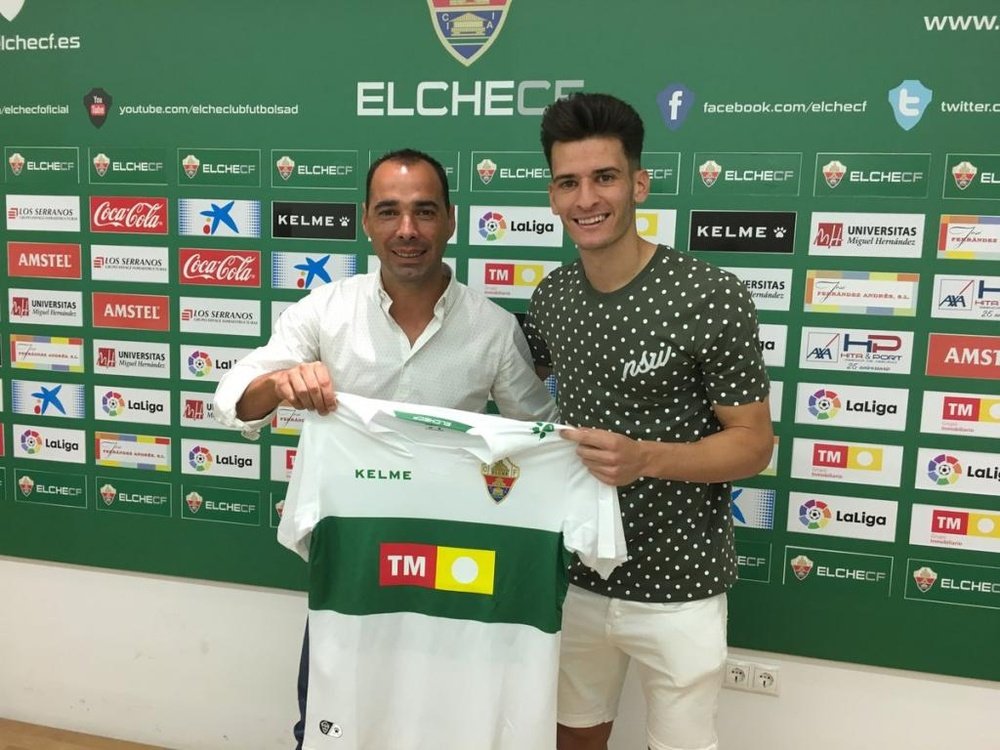 El centrocampista fue presentado este miércoles. Twitter/ElcheCF