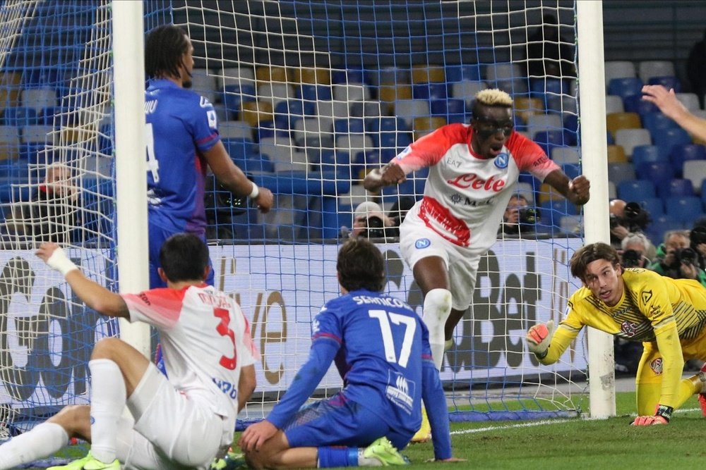 El Nápoles goleó por 3-0 al Cremonese. EFE
