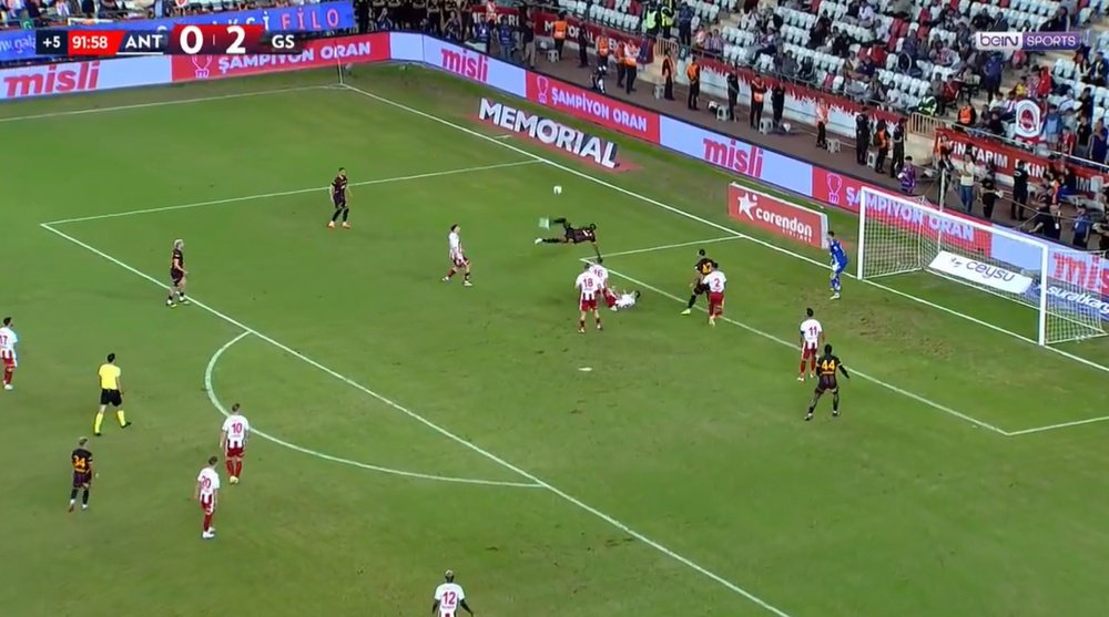 Victor Osimhen segna di rovesciata. beINSports