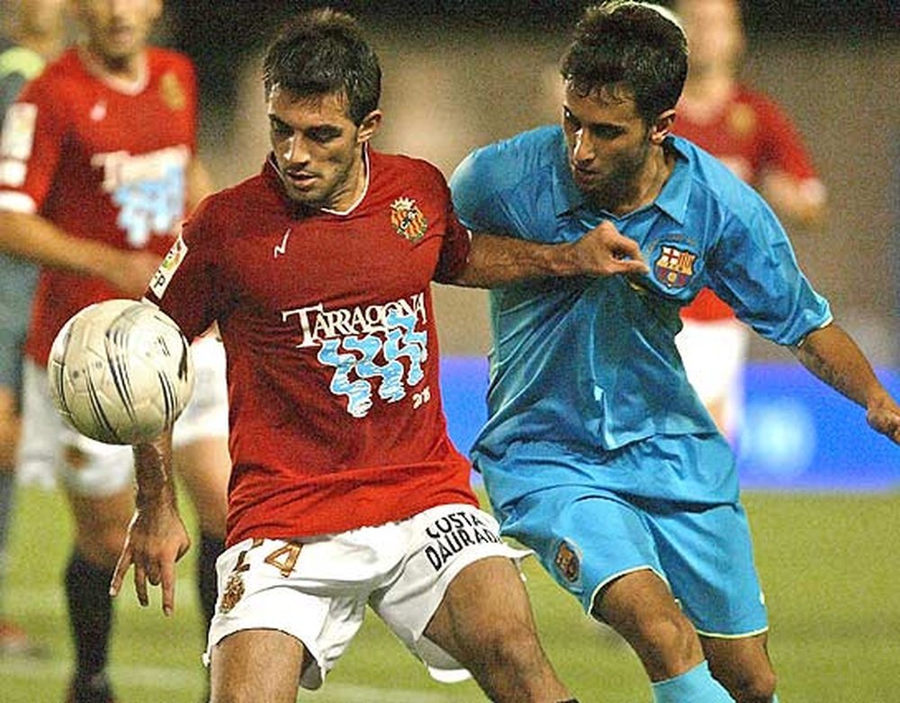 Víctor Vázquez pelea por un balón con un jugador del Nàstic en un partido del Barcelona. EFE