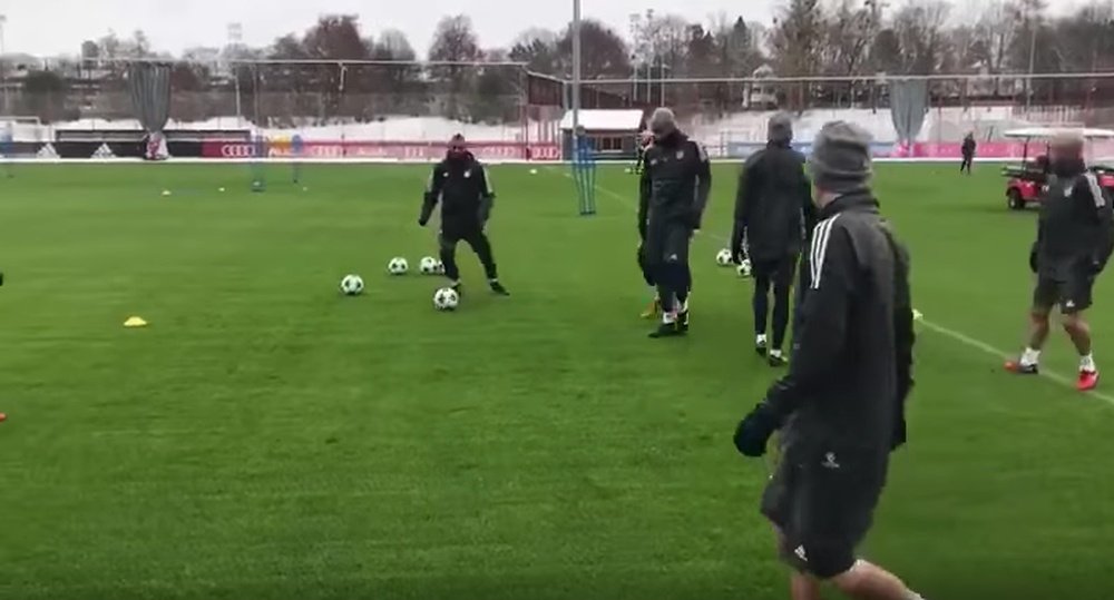 Bayern train ahead of their Champions league match against PSG. Youtube