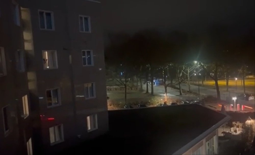 Torcida do Dortmund solta fogos no hotel do Barça durante a madrugada. Captura/MundoDeportivo