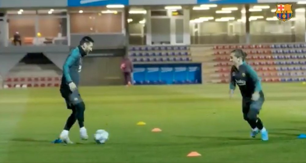 Vídeo mostra boa relação entre Messi e Griezmann. Twitter/FCBarcelona_es