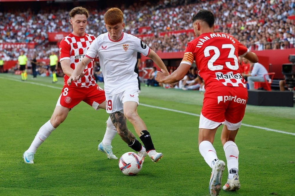 Viktor Tsygankov, Valentín Barco e Iván Martín, en el Sevilla-Girona de la Primera División 2024-25. EFE