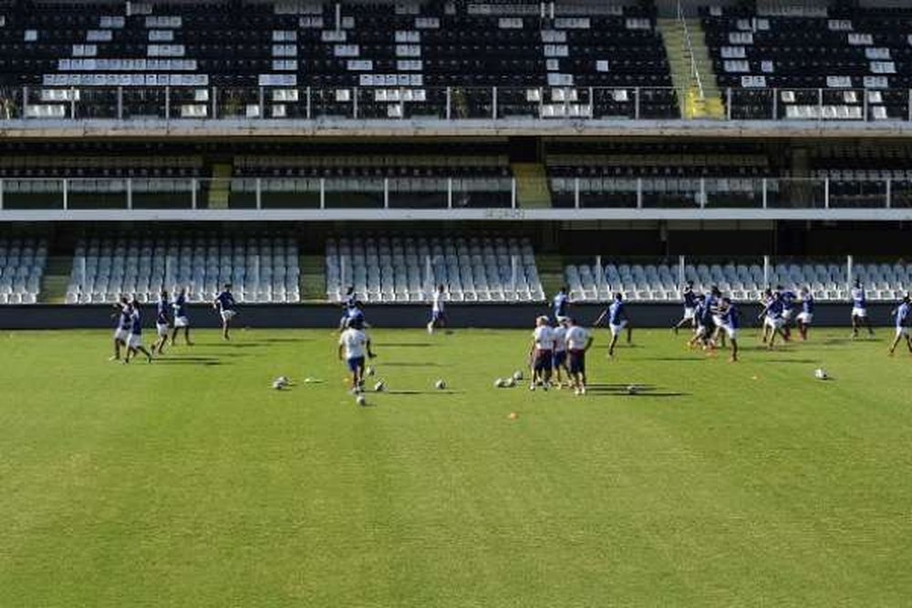 Santos e Palmeiras empataram pela 24ª rodada na Vila Belmiro. AFP