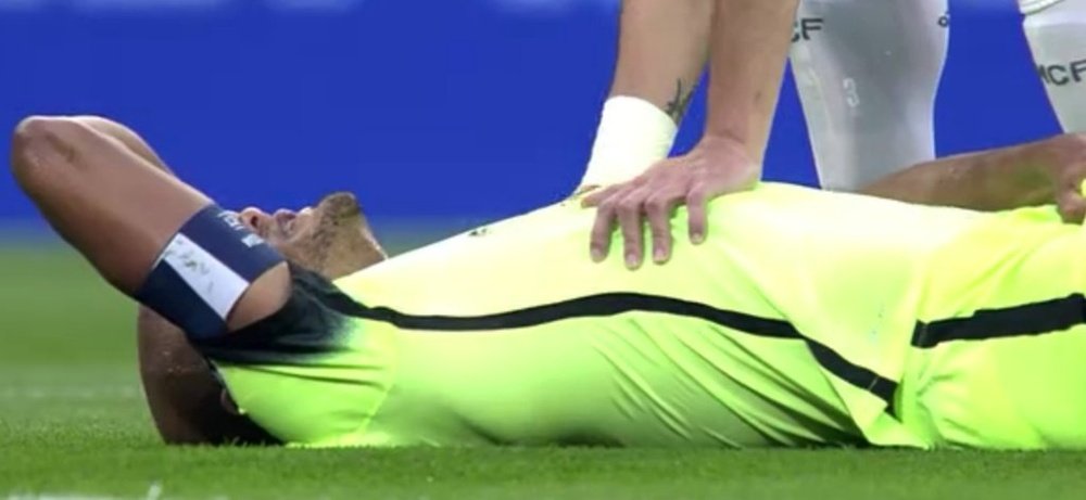 Vincent Kompany se duele sobre el césped del Bernabéu, tras hacerse daño al realizar un pase. beINSports
