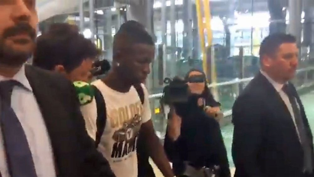 Vinicius, a su llegada al aeropuerto de Barajas. Twitter/MARCA