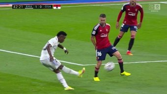 Vinicius y un centro que terminó en gol. Captura/DAZN