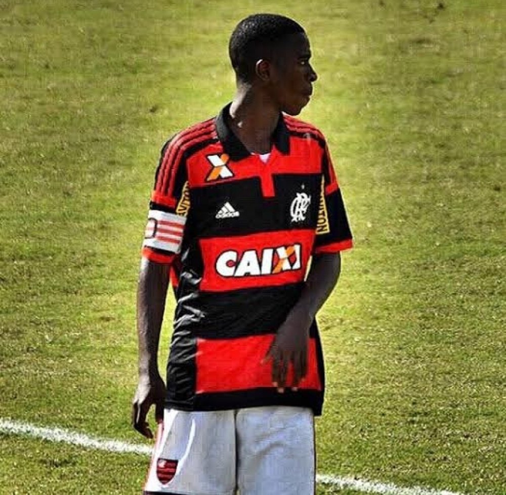 Vinicius, en train de jouer un match des catégories inférieures du Flamengo. Flamengo