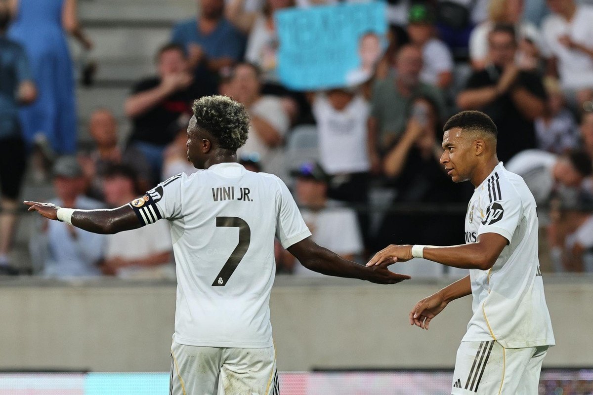 Durante a vitória do Real Madrid por 3 a 0 sobre o Oviedo, no estádio Carlos Tartiere, Vinícius Jr. e Kylian Mbappé foram vítimas de ataques racistas vindos da torcida local, segundo reportagem do GE.