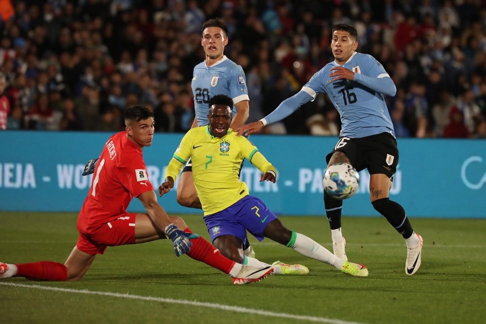 Vinicius (C) wants to improve his performances with the Brazilian national team. EFE