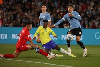 Vinicius passou pela zona mista e fez uma autocrítica após a derrota do Brasil para o Uruguai por 2-0. O atacante do Real Madrid afirmou a 'Sportv' que tem 