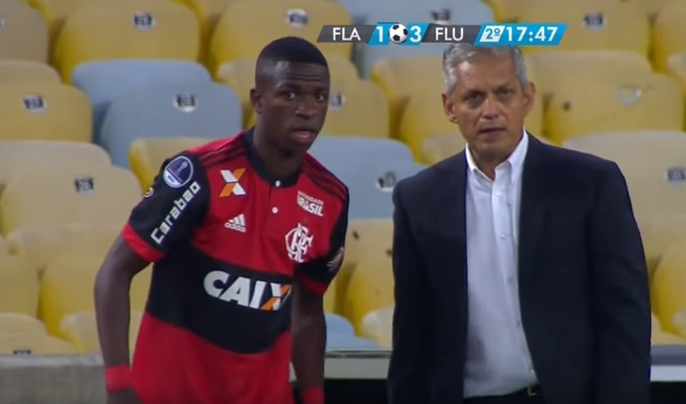 Vinicius comes on as a substitute for Flamengo. Captura