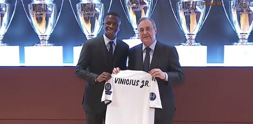 Vinícius Junior, em sua presentação no Bernabéu junto a Florentino Pérez. Captura