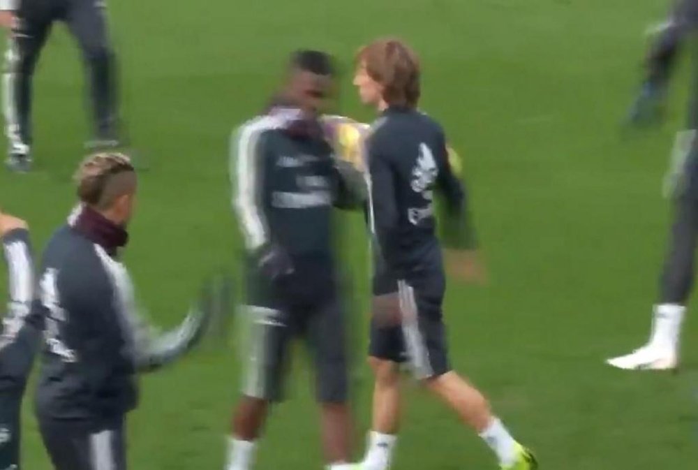 Modric tretando com Vinicius. Captura/ESPN