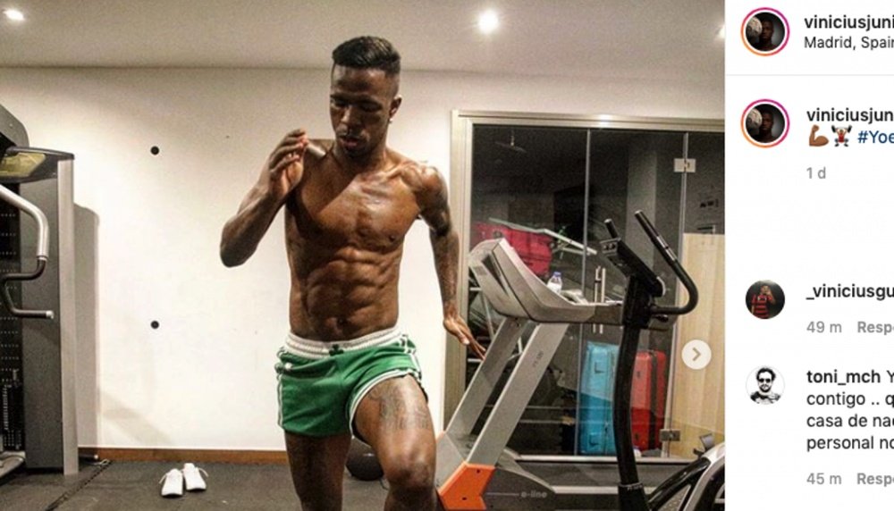 Vinicius se exercita em casa em meio á quarentena. Instagram/viniciusjr