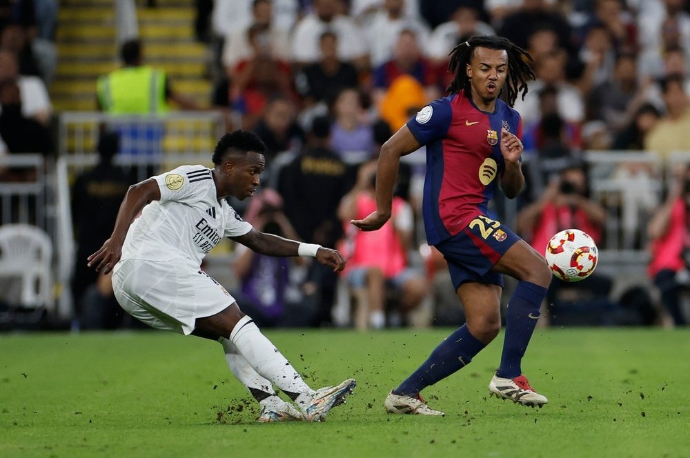 Vinicius et Koundé lors de la Supercoupe d'Espagne. EFE/Alberto Estévez