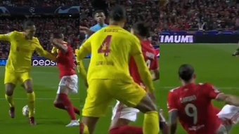 Benfica wanted a penalty against Liverpool. Screenshot/MovistarLigadeCampeones