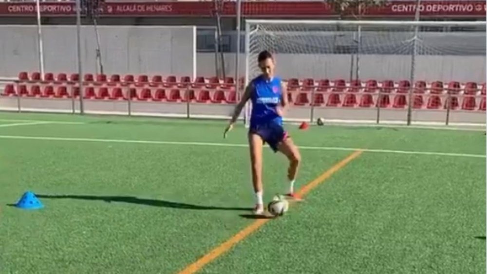 Virginia Torrecilla ya toca balón. Captura/Twitter/AtletiFemenino