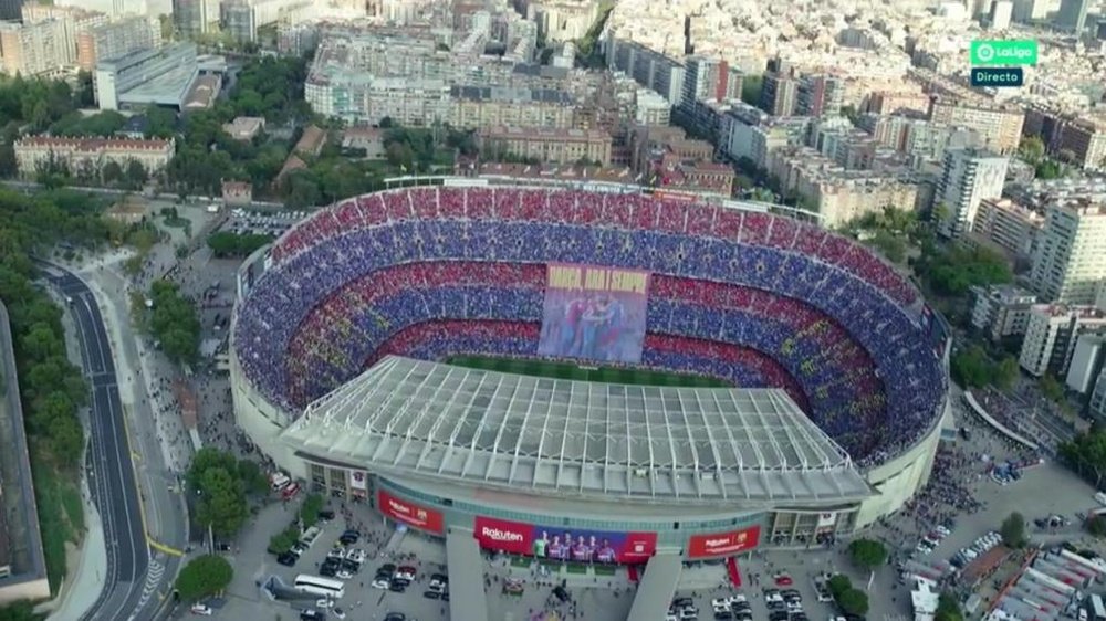 O mosaico que povoou o Camp Nou. AFP
