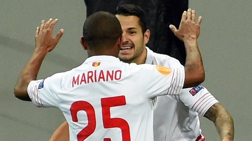 Vitolo y Mariano celebran el primer gol del Sevilla. UEFA