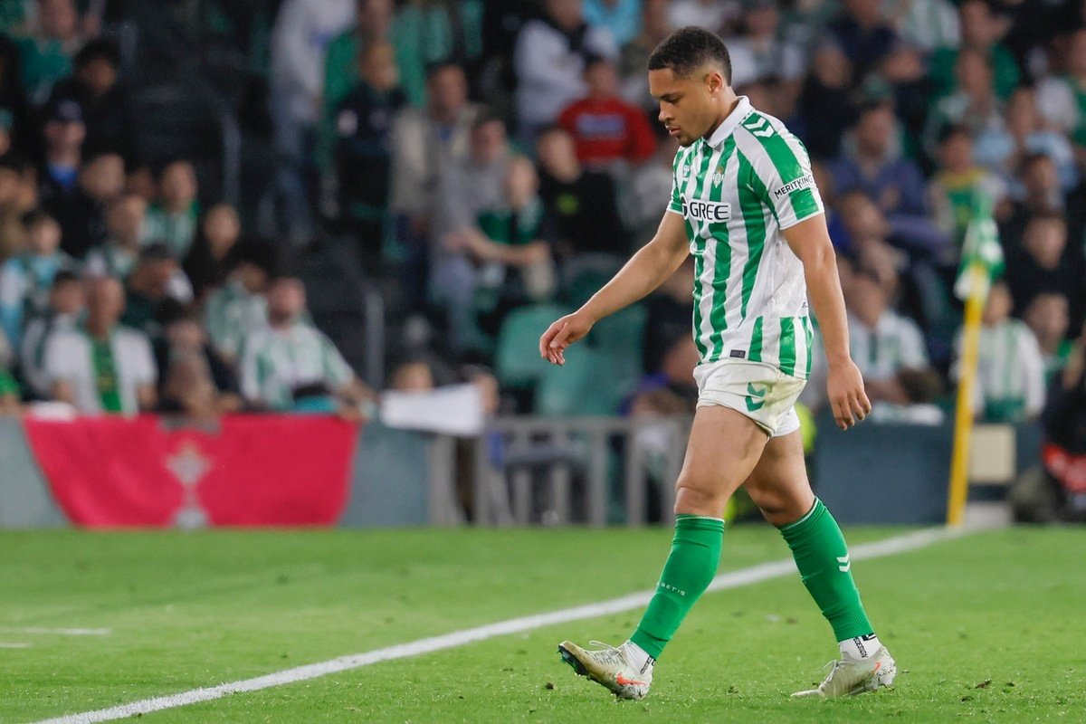 Vitor Roque vio la tarjeta roja en la antesala al gol del Gent. EFE