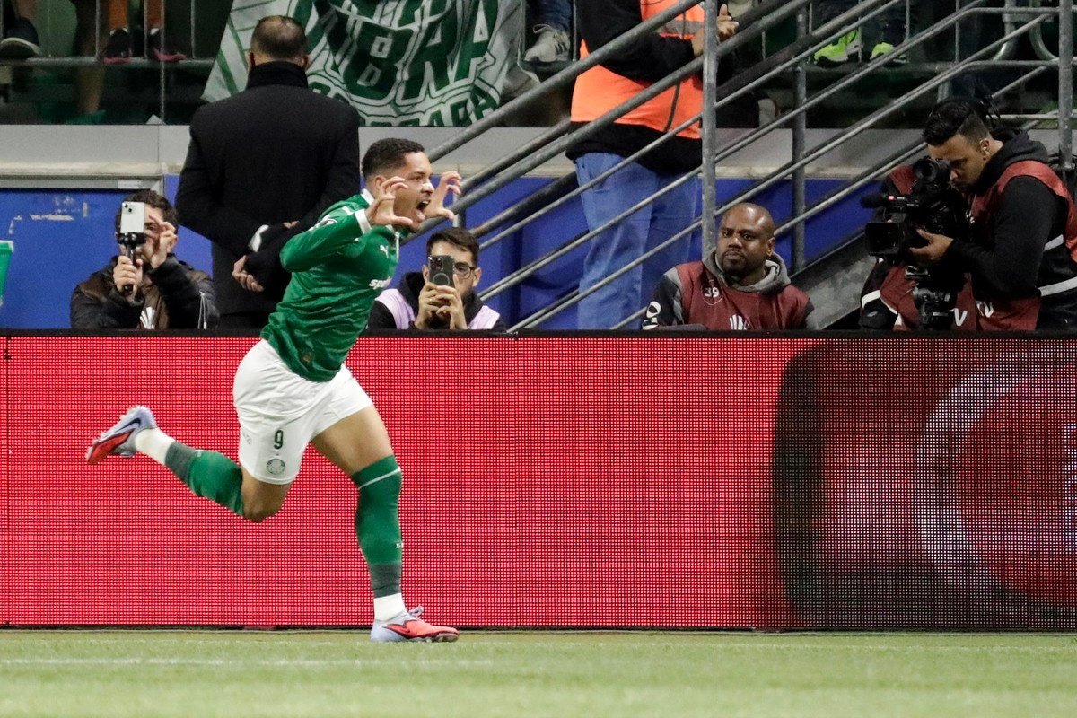 Vitor Roque brilha com dois gols, e Palmeiras dispara na liderança do Brasileirão