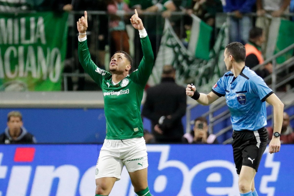 Vitor Roque brilha no Verdão e se declara: 