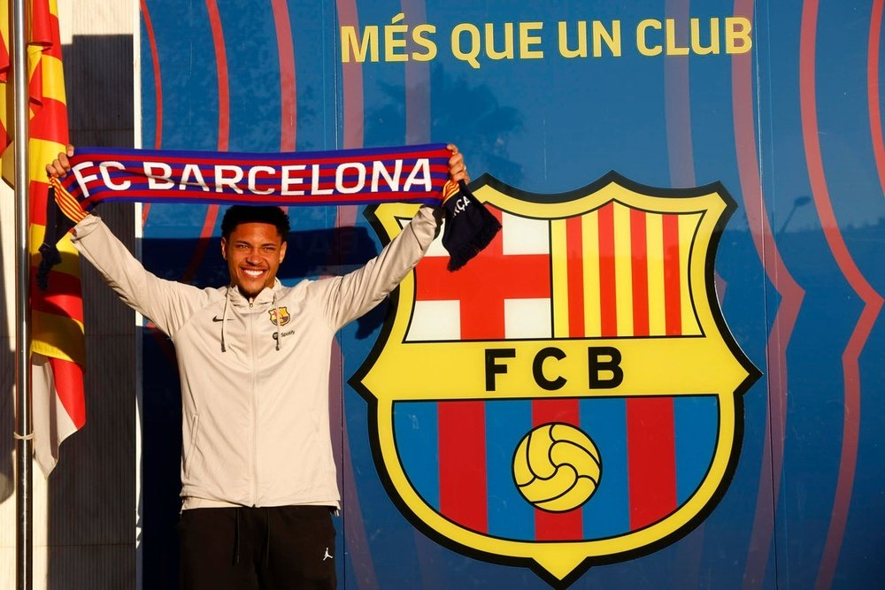 Vitor Roque posa con la bufanda del Barcelona en las oficinas del club, el 27 de diciembre de 2023. EFE/Quique García