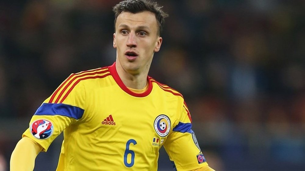 Le défenseur roumain s'est blessé en jouant avec sa sélection. AFP/EFE