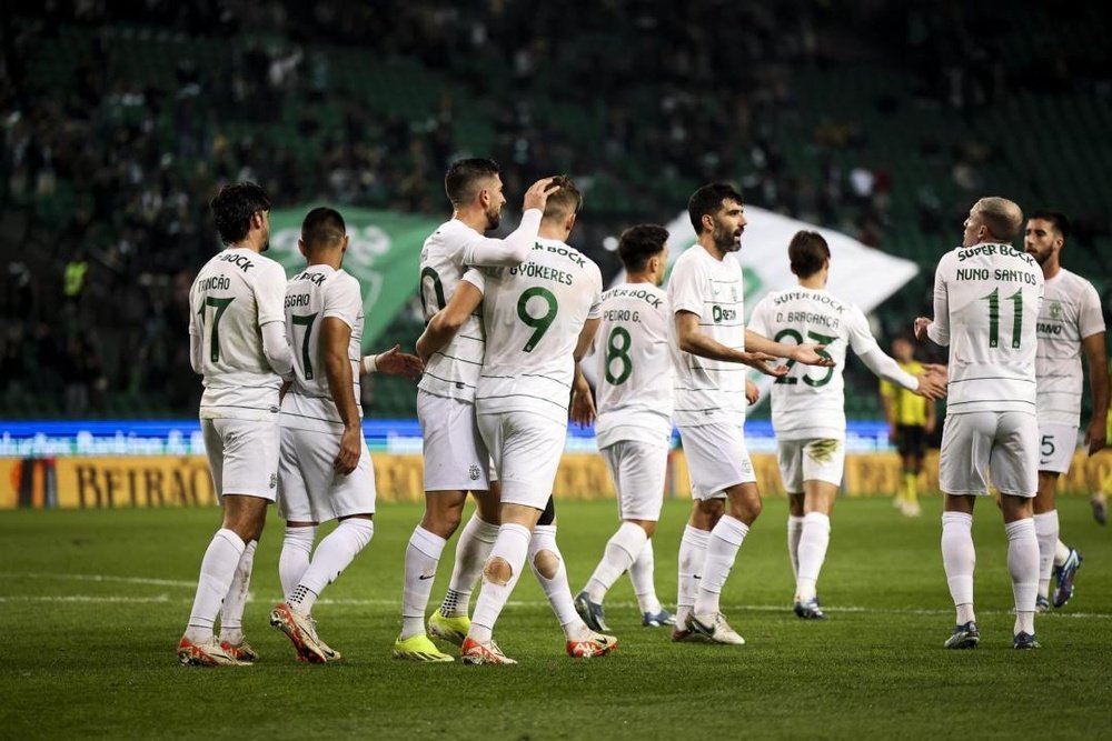 Vyktor Gyokeres (4-L), del Sporting de Portugal, celebra con sus compañeros tras anotar durante el partido de la Taça de Portugal entre Sporting CP y Tondela, en Lisboa. EFE/EPA/JOSÉSENAGOULAO