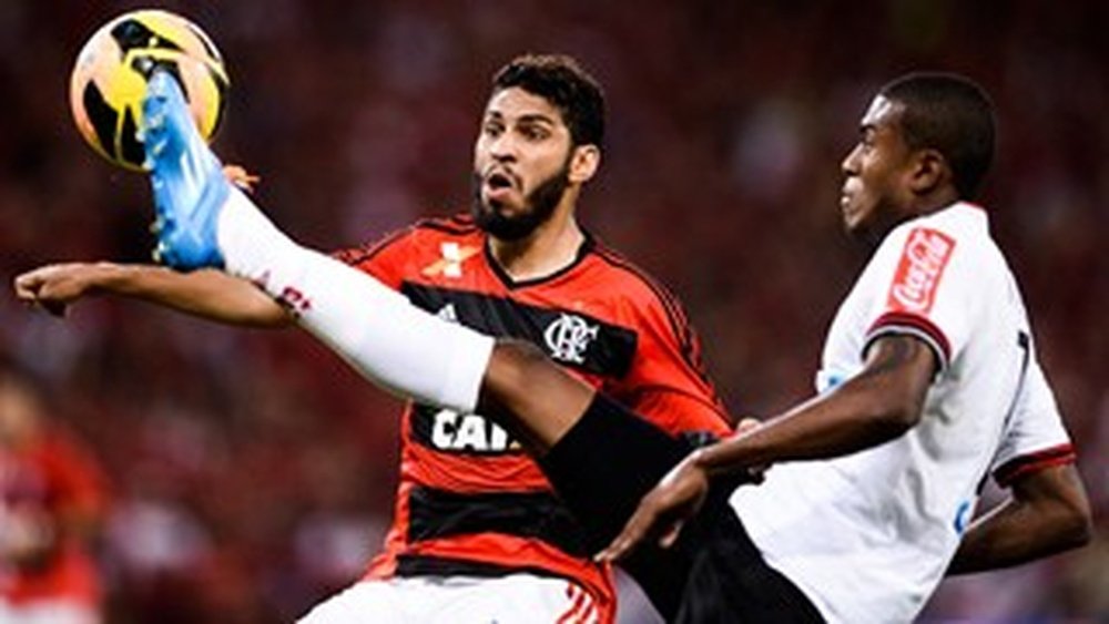 Wallace disputando un balón en un partido con el Flamengo. AFP