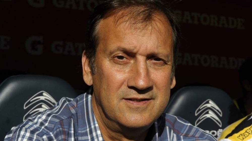 Walter Perazzo ha sido destituido como técnico de Ferro Carril Oeste. AFP/EFE