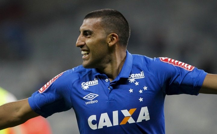 Ábila y Robinho sacan a Cruzeiro del descenso