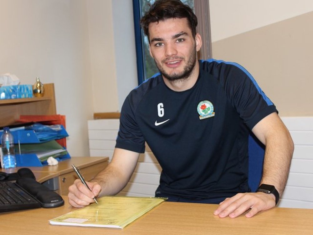 Watt firma su contrato con el Blackburn Rovers. Twitter