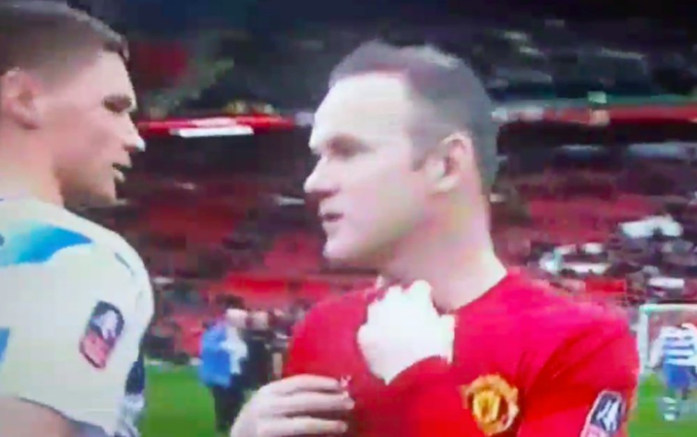 Wayne Rooney le ofrece su camiseta a un rival del Reading. Youtube
