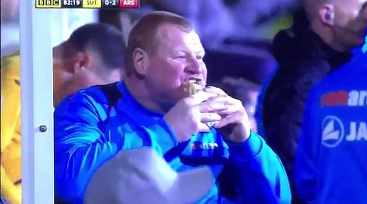 Goleiro reserva de rival do Arsenal come um sanduíche no banco