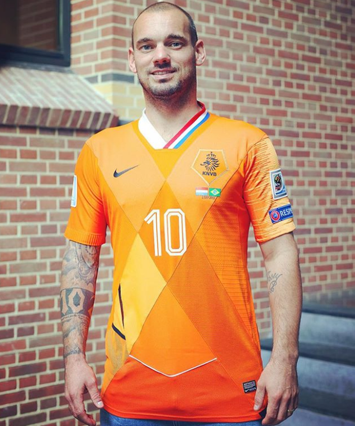 Wesley Sneijder receives unique shirt made from all his international kits