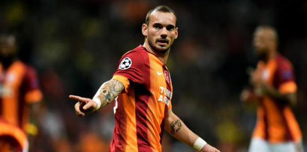 Wesley Sneijder disputa un partido de Champions League con el Galatasaray. Twitter