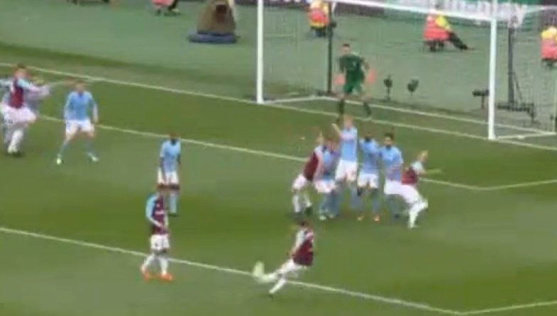 Cresswell halved City's advantage with a free-kick. Captura