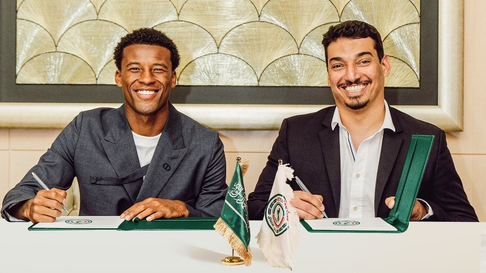 Wijnaldum firmó con el Al Ettifaq saudí. Twitter/Ettifaq