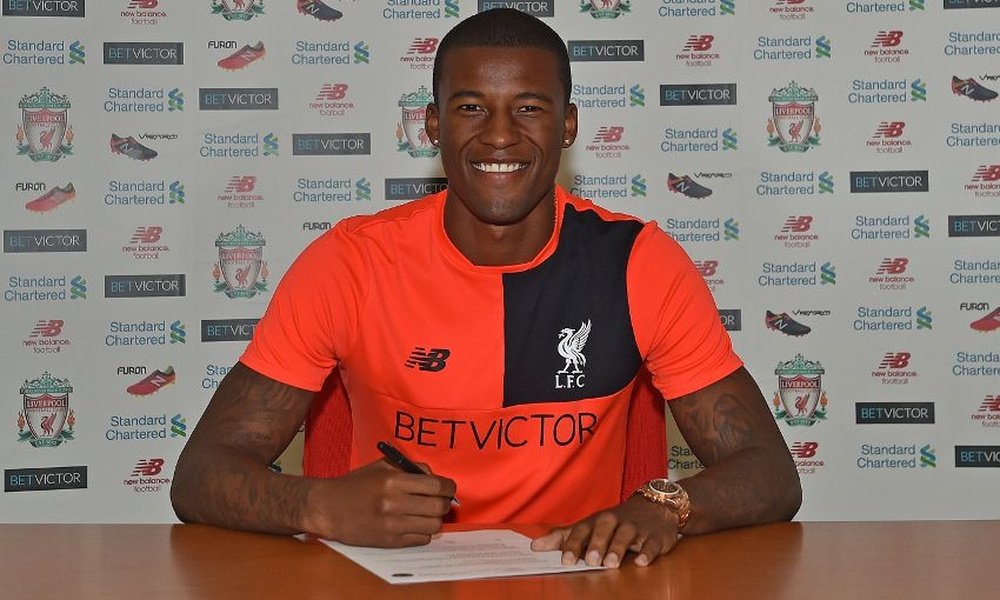 Wijnaldum signs his contract at Liverpool. LiverpoolFC